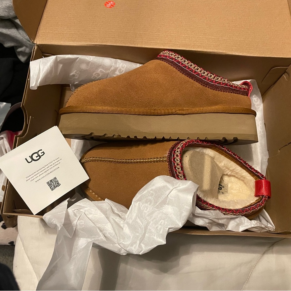 New in box Ugg Platform Tasman Slippers